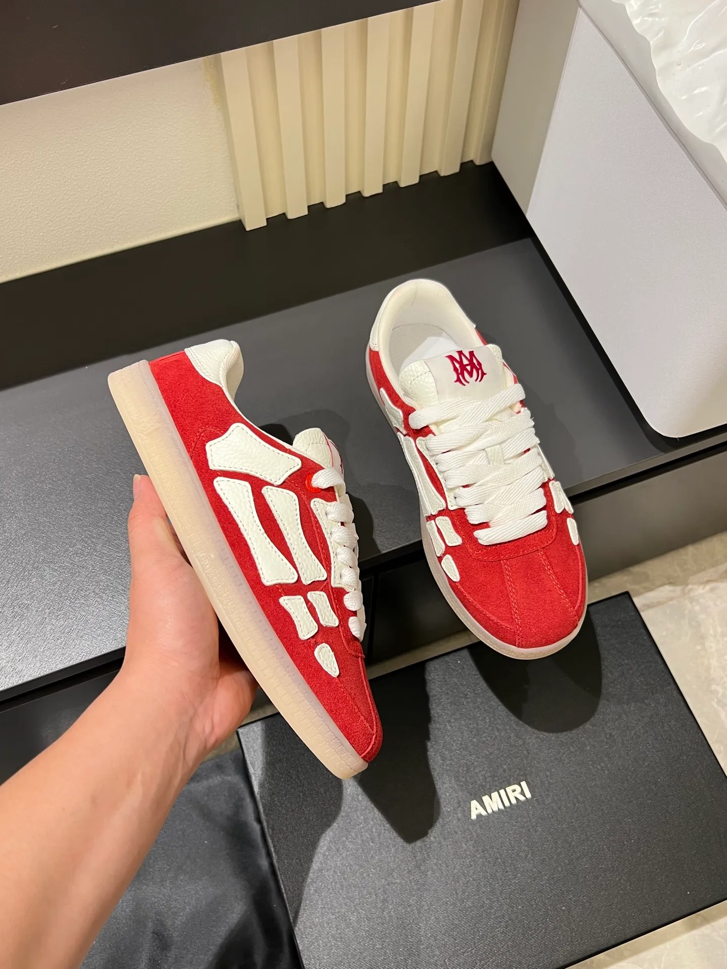 Men's shoes 💰p560 "AMIR*" new men's low-top casual sports sneakers bone shoes, another pair of irresistible bone shoes. Bone shoes are one of AMIRI's most popular items. Made of first-layer cowhide upper. The side bones are made of two cowhide laminations. It has a three-dimensional effect. The leather incisions are all oil-edged. Contrast color design. Simple style. Fashionable sports. Customized metal LOGO nameplate embellished with laces. Exclusive top-quality version. Supports contrast. Breathable mesh lining. The original rubber outsole is a must-have item for daily leisure. It is suitable for various occasions. If you pursue high quality, check it out. It is super cool on the feet and comes with a full set of original packaging! Size: 39-45!
